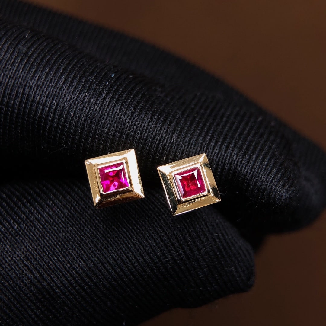 A Pair of 0.4Ctw Natural Ruby Earrings: A Pair of 0.4Ctw Natural Ruby Earrings,Size:0.1inx0.1in 一对0.4Ctw天然红宝石耳钉