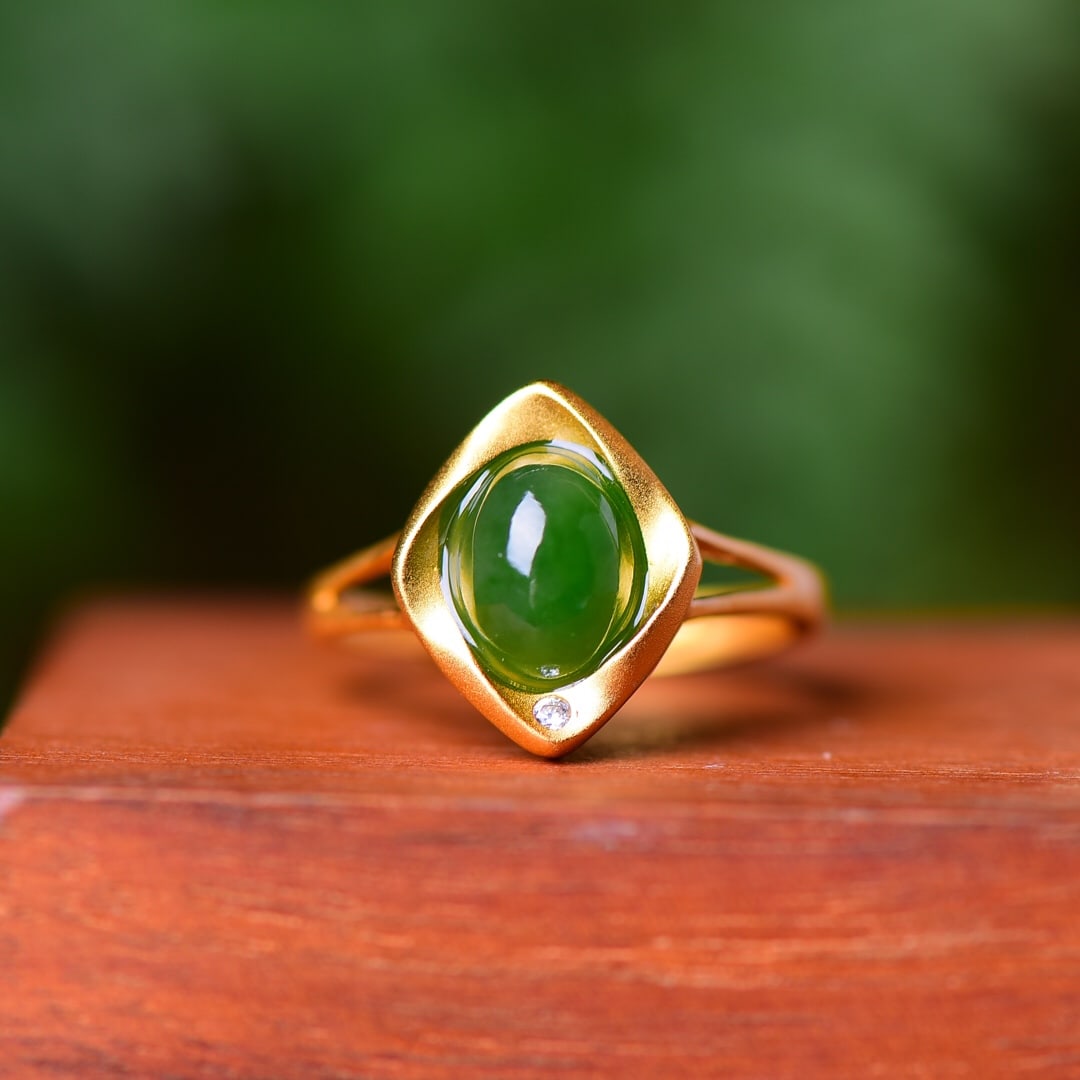 An Exquisite Sterling Silver-Gold Plated Inlaid Jasper Ring: An Exquisite Sterling Silver-Gold Plated Inlaid Jasper Ring,Size:0.3inx0.4in 纯银镀金镶碧玉戒指