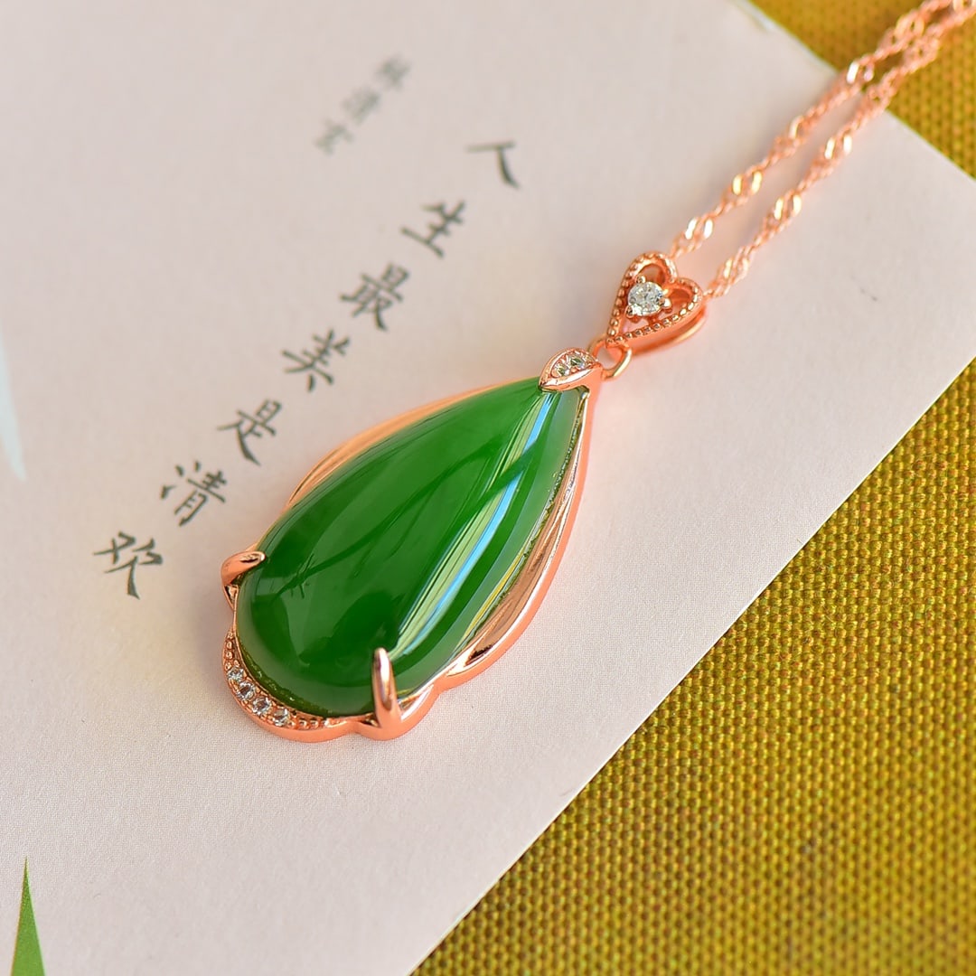 An Exquisite Sterling Silver-Gold Plated Inlaid Jasper Pendant,Inlaid Diamond: An Exquisite Sterling Silver-Gold Plated Inlaid Jasper Pendant,Inlaid Diamond 纯银镀金镶碧玉项链,嵌钻石