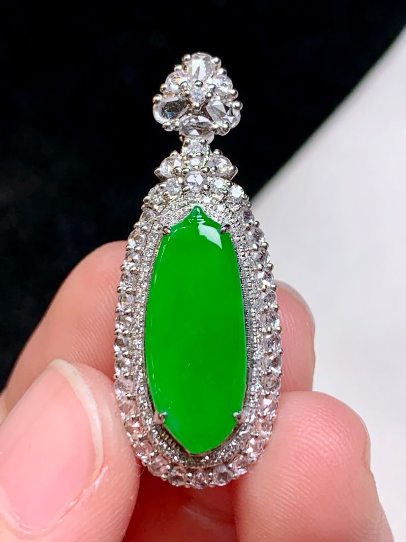 An Exquisite 18k Gold Diamond Inlaid Jadeite Pendant: An Exquisite 18k Gold Diamond Inlaid Jadeite Pendant,Size(Loose Stone):0.7inx0.3in 18k金钻镶嵌翡翠吊坠