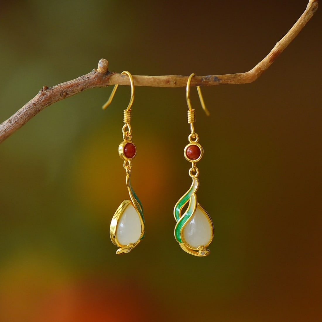 A Pair of Exquisite Sterling Silver Inlaid White Jade Flower Pattern Earrings: A Pair of Exquisite Sterling Silver Inlaid White Jade Flower Pattern Earrings,Size:0.2inx0.4in 一对纯银镶白玉花卉纹耳环