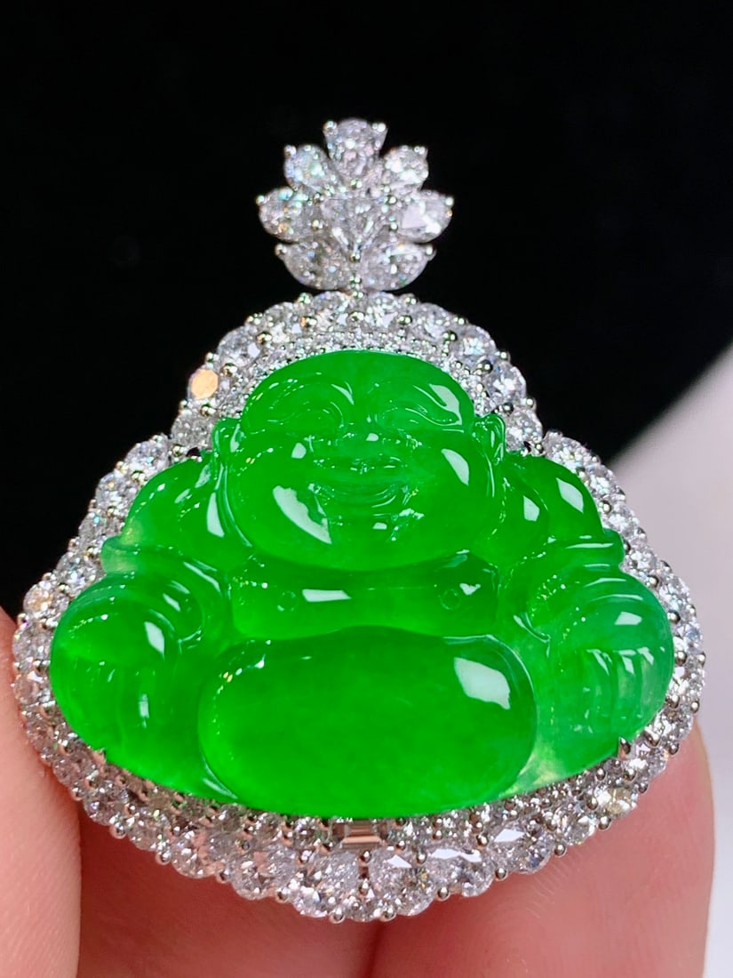 An Exquisite 18k Gold Diamond Inlaid Jadeite Pendant (1 of 6)