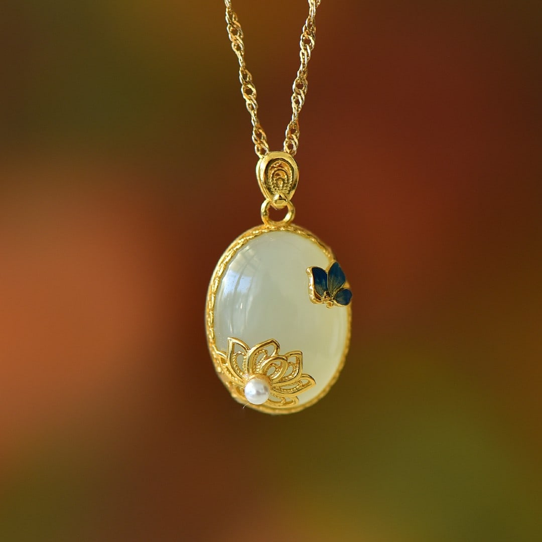 An Exquisite Sterling Silver-Gold Plated Inlaid White Jade Pendant: An Exquisite Sterling Silver-Gold Plated Inlaid White Jade Pendant,Size:0.5inx0.6in 纯银镀金镶白玉吊坠