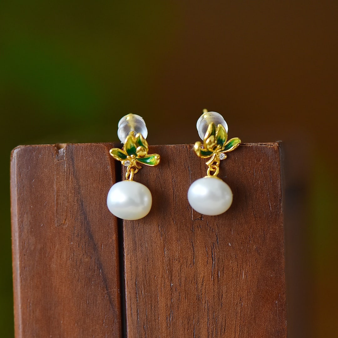A Pair of Exquisite Sterling Silver-Gold Plated Inlaid Pearl Earrings: A Pair of Exquisite Sterling Silver-Gold Plated Inlaid Pearl Earrings,Size:0.3inx0.3in 一对纯银镀金镶珍珠耳环