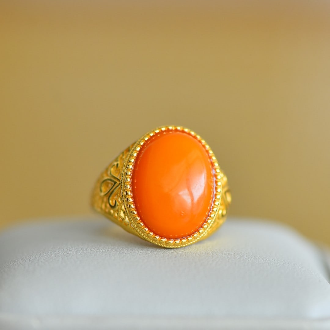 An Exquisite Sterling Silver-Gold Plated Inlaid Beeswax Ring: An Exquisite Sterling Silver-Gold Plated Inlaid Beeswax Ring,Size:0.5inx0.6in 纯银镀金镶蜜蜡戒指