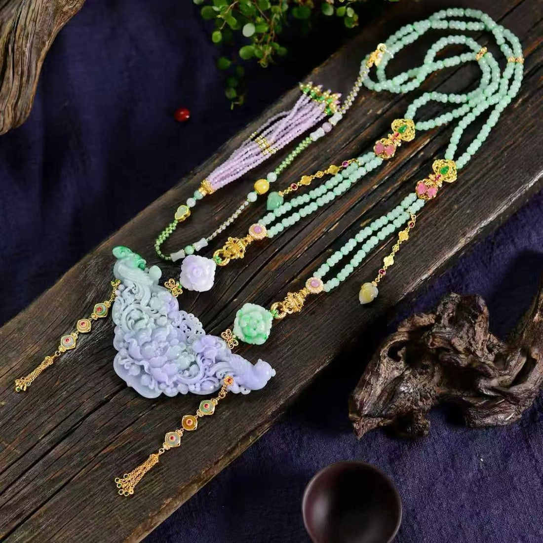 An Exquisite Jadeite Flower and Bird Pattern Pendant: An Exquisite Jadeite Flower and Bird Pattern Pendant,Size:4.6inx2.2inx0.5in 翡翠花鸟纹挂件