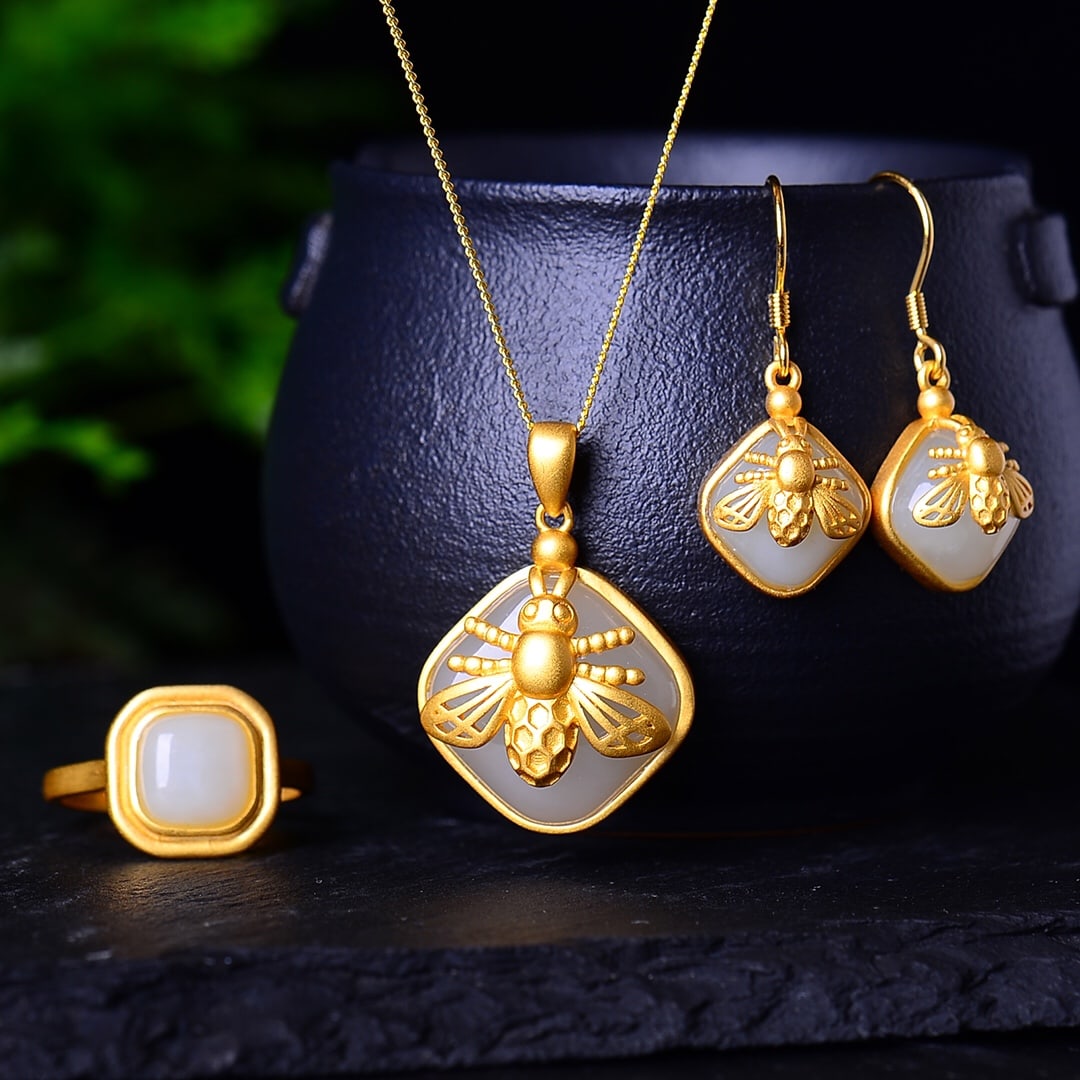 A Set of Fine Sterling Silver-Gold Plated Inlaid White Jade Jewelrys: A Set of Fine Sterling Silver-Gold Plated Inlaid White Jade Jewelrys,Size:(Earrings)0.4inx0.4in,(Pendant)0.6inx0.6in,(Ring)0.3inx0.3in 一套纯银镀金镶白&