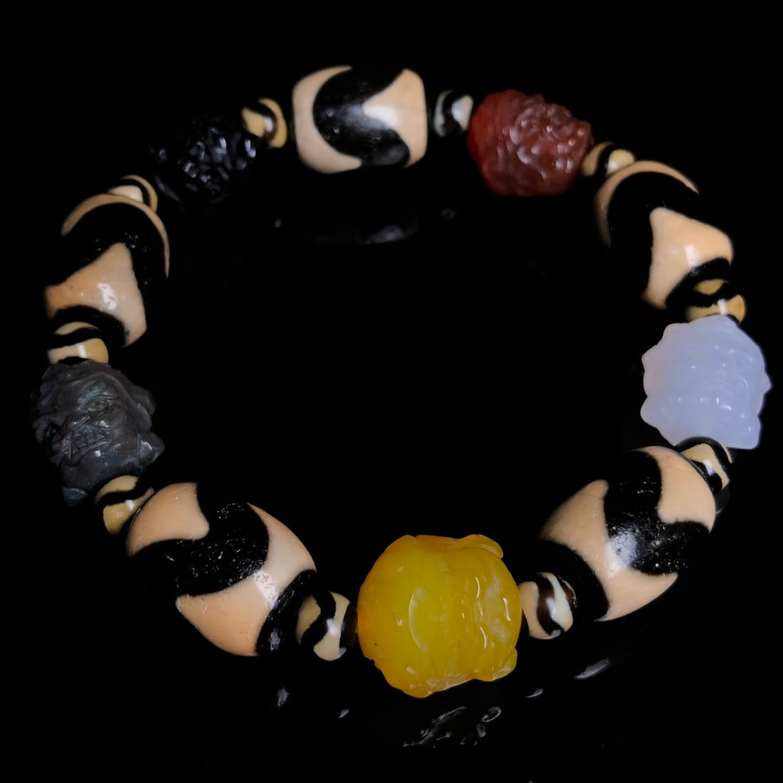 A Precious Agate Bracelets: A Precious Agate Bracelets,Size:0.7inx0.5in 玛瑙手串