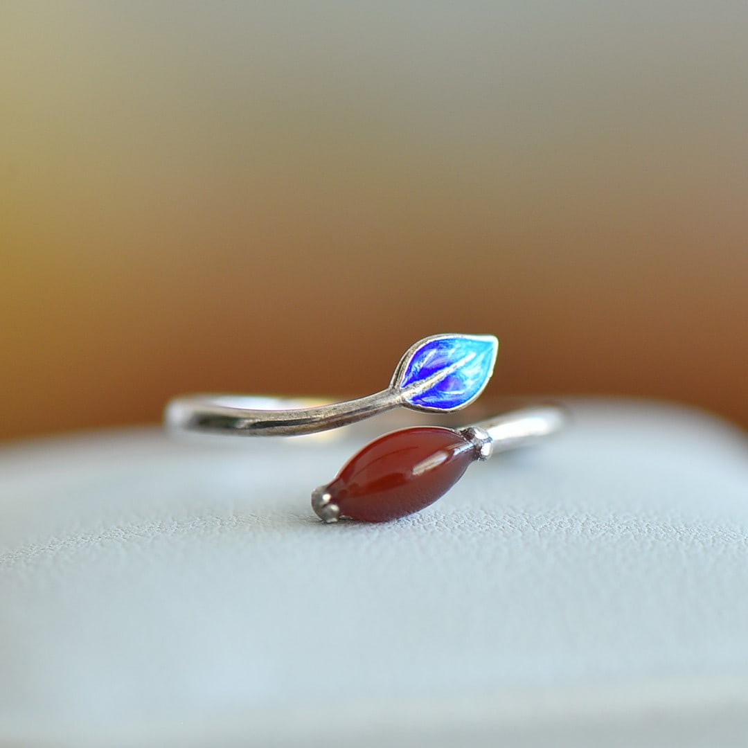 An Exquisite Sterling Silver Inlaid Agate Enamel Ring: An Exquisite Sterling Silver Inlaid Agate Enamel Ring,Size:0.2inx0.3in 纯银镶玛瑙珐琅戒指
