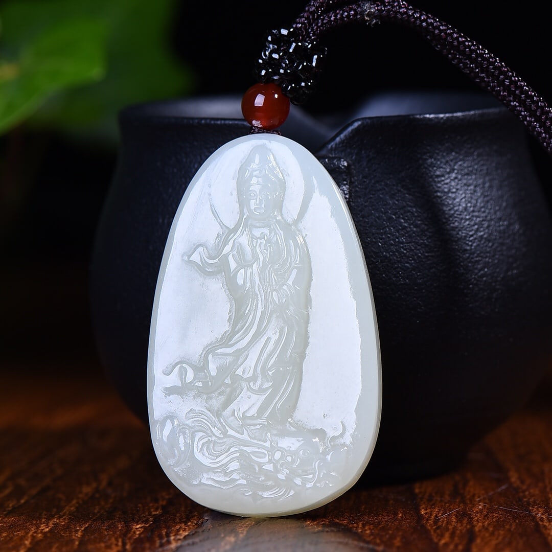 An Exquisite White Jade Statue of Avalokitesvara Pendant: An Exquisite White Jade Statue of Avalokitesvara Pendant,Size:1.2inx2in 白玉观音像挂件