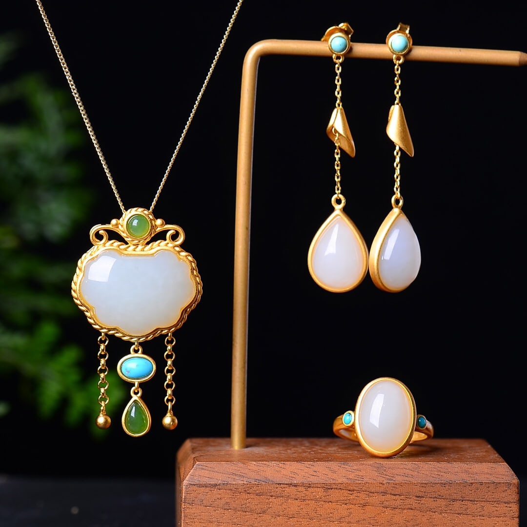 A Set of Fine Sterling Silver-Gold Plated Inlaid White Jade Pendant: A Set of Fine Sterling Silver-Gold Plated Inlaid White Jade Pendant,Size:0.4inx0.6in 0.6inx0.8in 0.4inx0.6in 一套纯银镀金镶白玉挂件