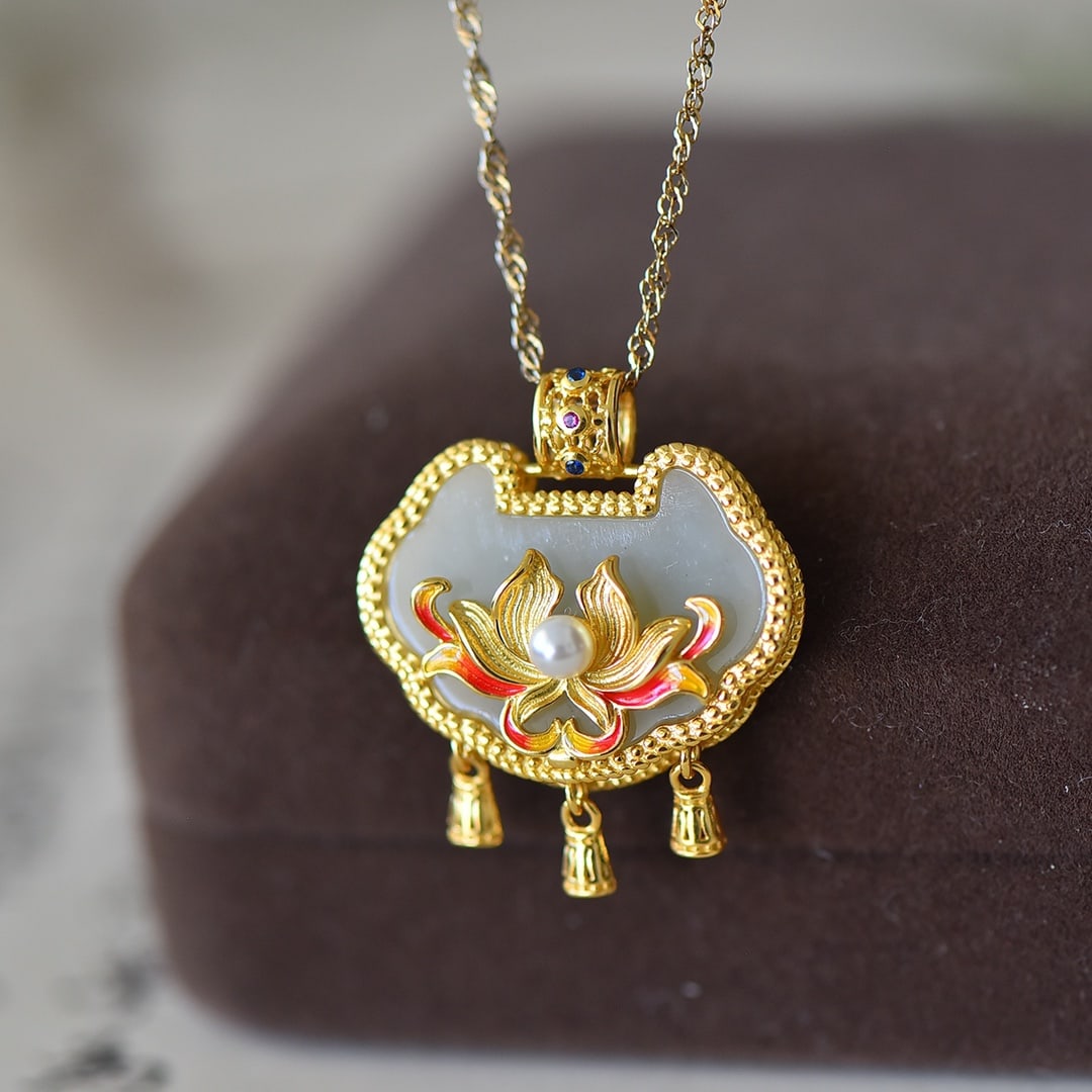 An Exquisite Sterling Silver-Gold Plated Inlaid White Jade Enamel Pendant, Inlaid Pearl: An Exquisite Sterling Silver-Gold Plated Inlaid White Jade Enamel Pendant, Inlaid Pearl,Size:0.6inx0.8in 