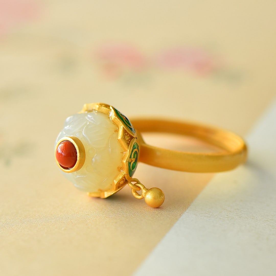 An Exquisite Sterling Silver-Gold Plated Inlaid White Jade Ring: An Exquisite Sterling Silver-Gold Plated Inlaid White Jade Ring,Size:0.5inx0.5in 纯银镀金镶白玉戒指