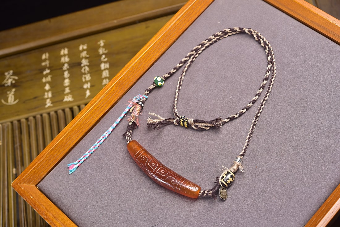 An Exquisite Agate Dzi Bead Pendant: An Exquisite Agate Dzi Bead Pendant,Size:3.1inx0.6in, Weight:35.7 g 玛瑙天珠挂件