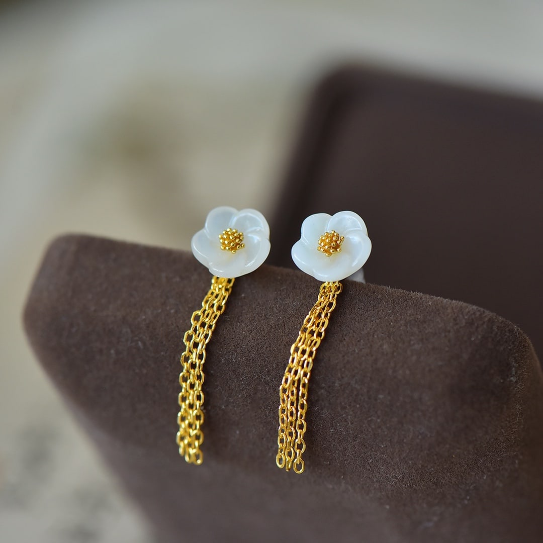 A Pair of Exquisite Sterling Silver-Gold Plated Inlaid White Jade Earrings: A Pair of Exquisite Sterling Silver-Gold Plated Inlaid White Jade Earrings,Size:0.4inx0.4in 一对纯银镀金镶白玉耳环