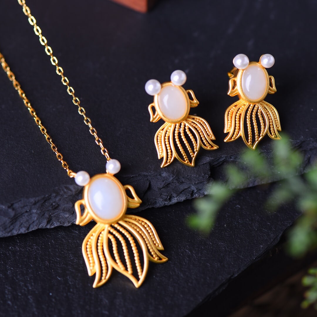 A Set of Fine Sterling Silver-Gold Plated Inlaid White Jade Pendant: A Set of Fine Sterling Silver-Gold Plated Inlaid White Jade Pendant,Size: (Pendant)0.3inx0.4in (Earrings)0.2inx0.3in 