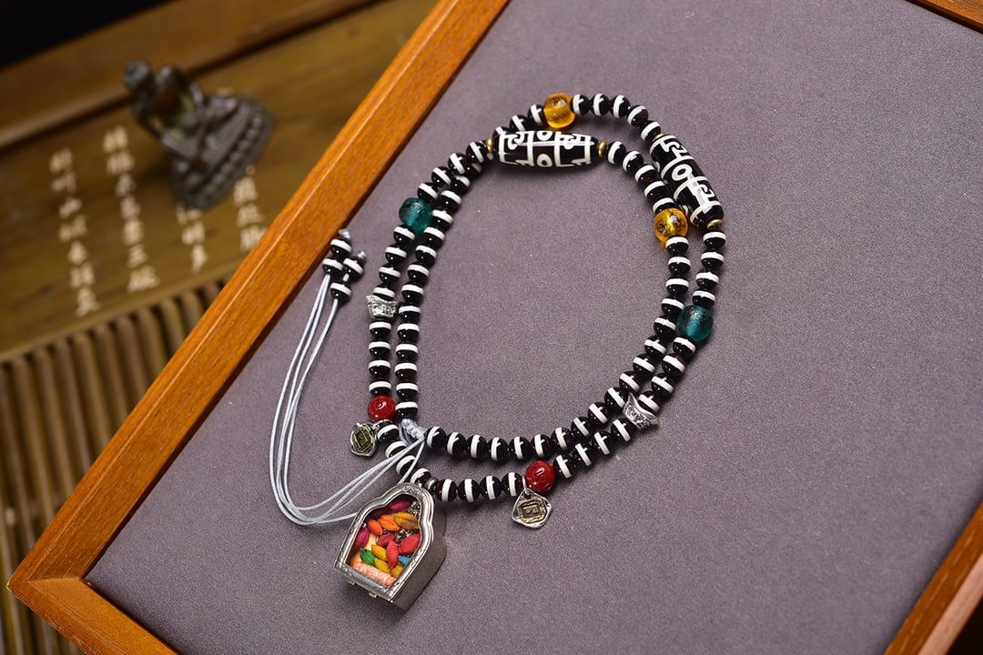 An Exquisite Agate Dzi Bead Pendant: An Exquisite Agate Dzi Bead Pendant,Size:0.2in, Weight:73.7 g 玛瑙天珠挂件