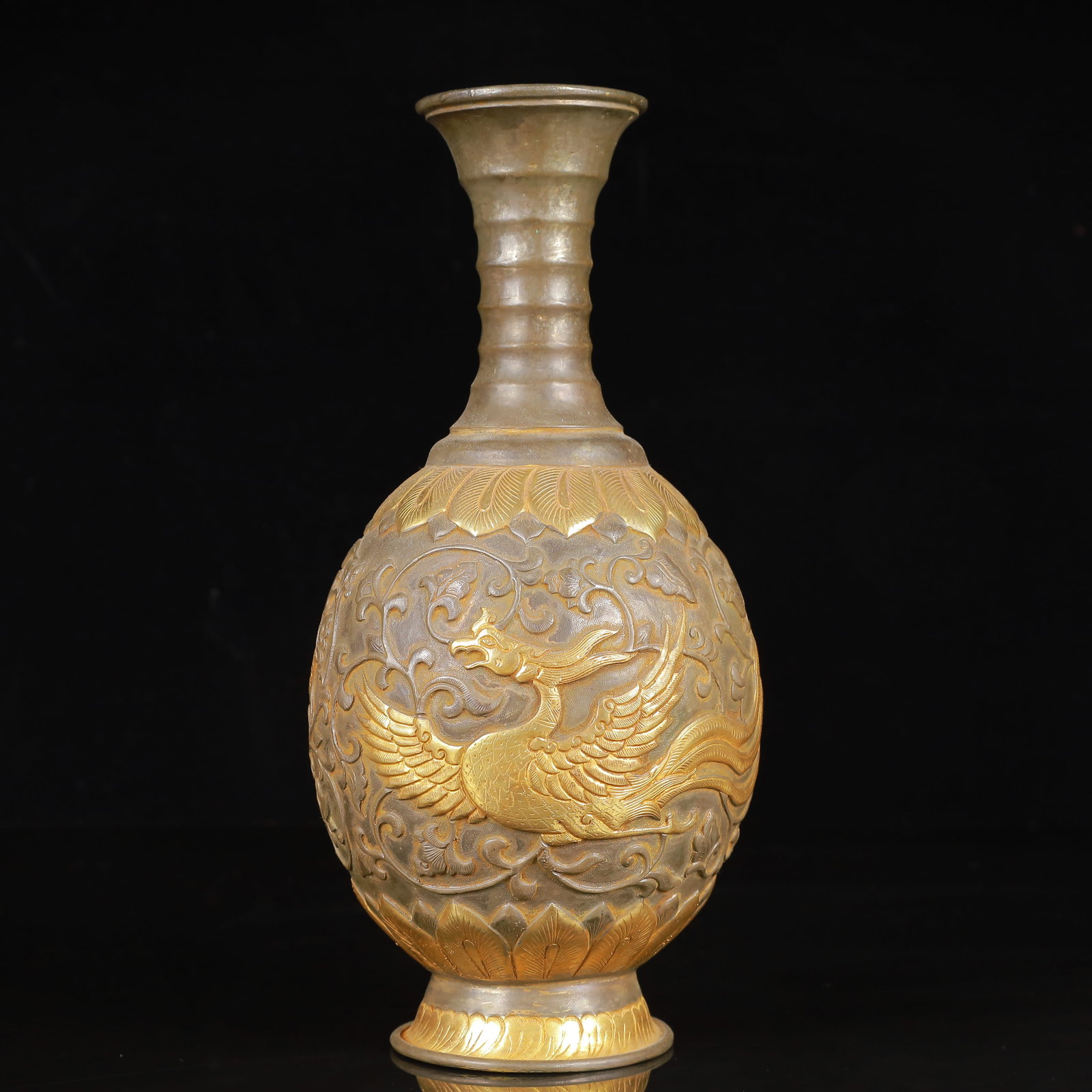 An Exquisite Gilt Silver Dragon and Phoenix Pattern Vase: An Exquisite Gilt Silver Dragon and Phoenix Pattern Vase,Tang Dynasty,China,Zhenguan Four-Character Mark,Size:4.3inx9.1in,Weight:750g 银鎏金龙凤纹瓶,中&