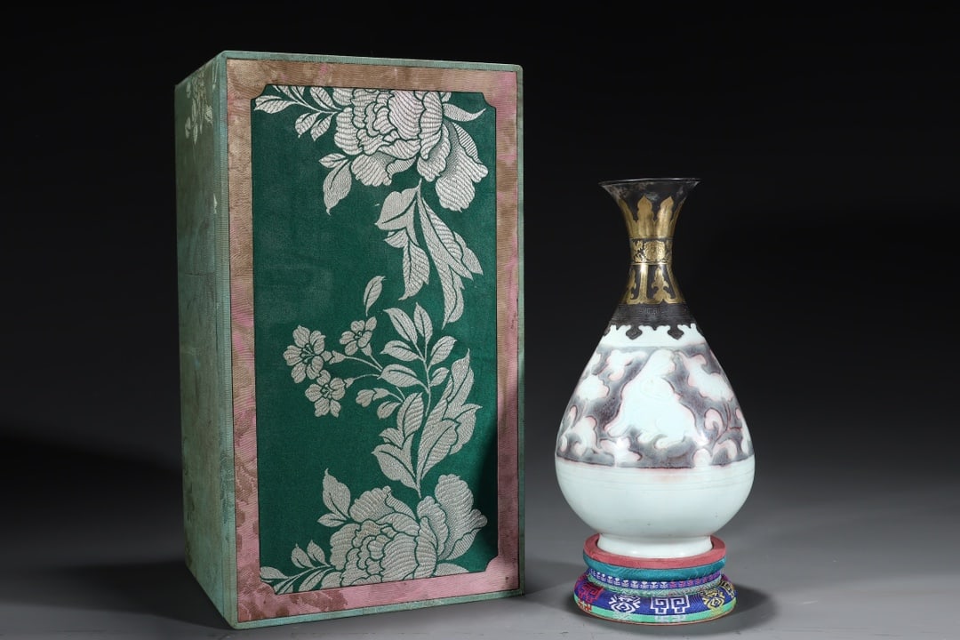 An Exquisite Underglaze-Red Cover with Gold Rabbit Pattern Vase (1 of 8)