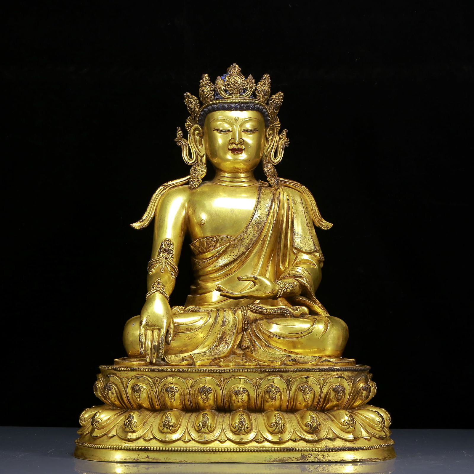 A Solemn Gilt Bronze Statue of Sakyamuni: A Solemn Gilt Bronze Statue of Sakyamuni,Ming Dynasty,China,Size:15inx11.8inx20.1in,Weight:21370g 铜鎏金释迦摩尼像，明代