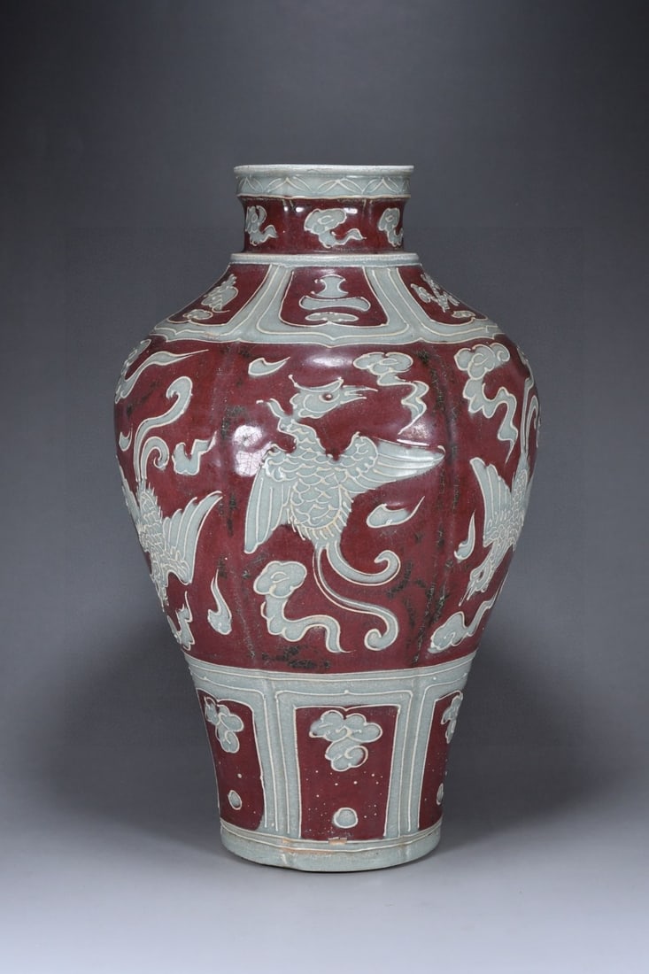 A Huge Underglaze-Red Auspicious Cloud and Phoenix Pattern Vase: A Huge Underglaze-Red Auspicious Cloud and Phoenix Pattern Vase,Yuan Dynasty, China,Size:17.7inx11in 釉里红祥云凤纹瓶,中国元代