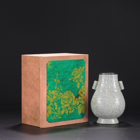An Exquisite Ge yao White Glazed Cover with Silver Double-Ears Vase,With an Imperial Poem by Emperor