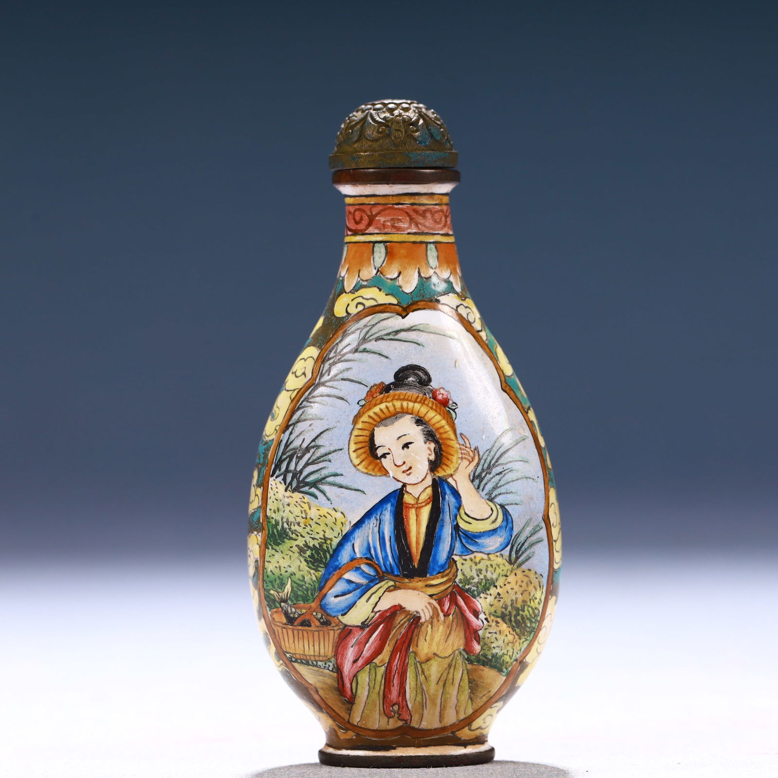 An Exquisite Painted Enamel Auspicious Cloud and Figure Pattern Snuff Bottle (1 of 7)