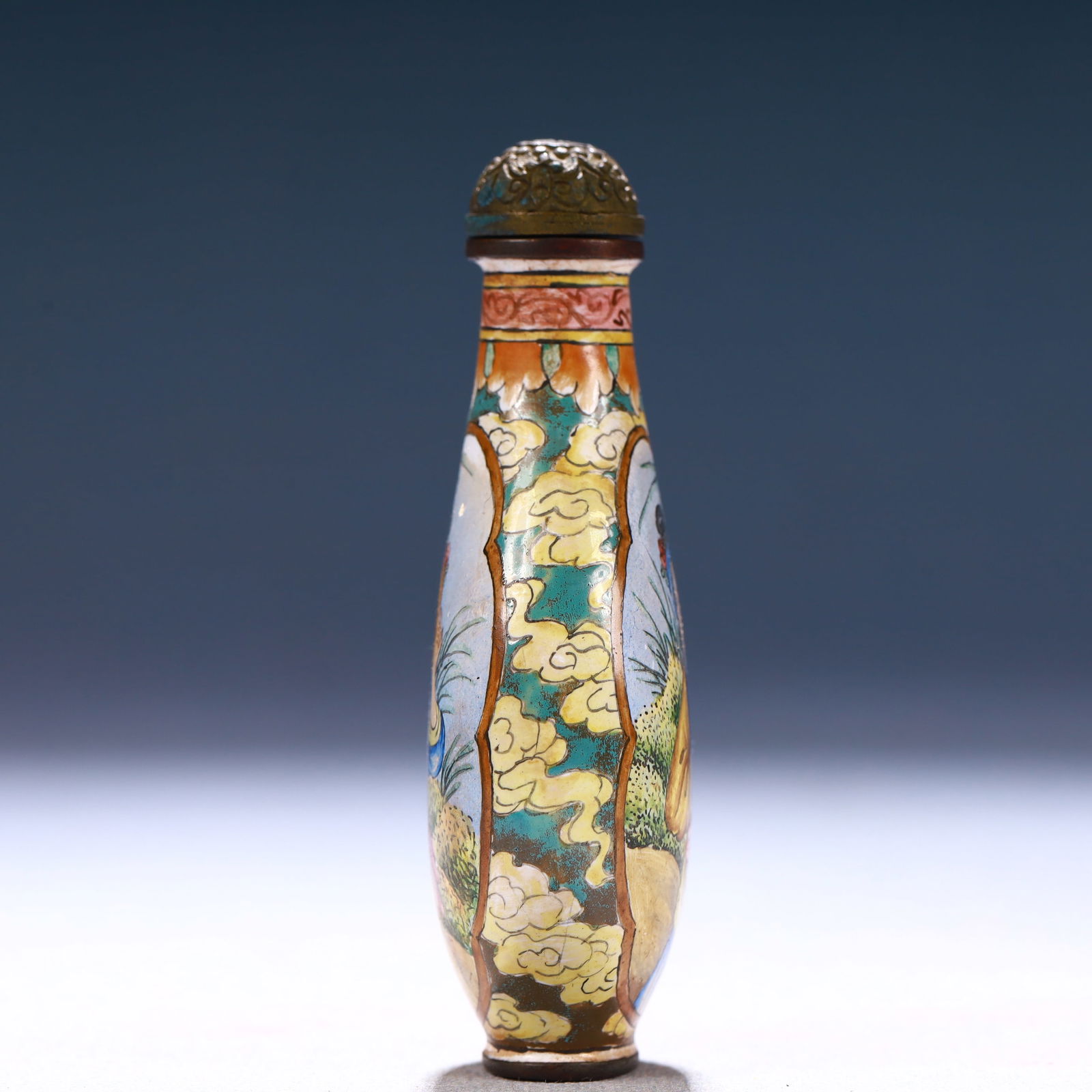 An Exquisite Painted Enamel Auspicious Cloud and Figure Pattern Snuff Bottle - 3