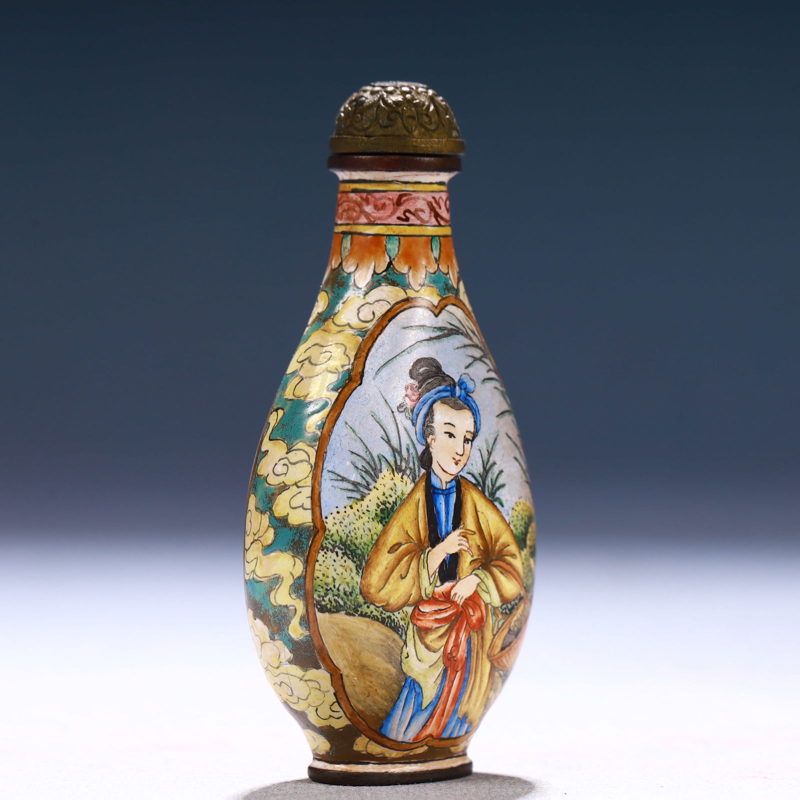An Exquisite Painted Enamel Auspicious Cloud and Figure Pattern Snuff Bottle - 4
