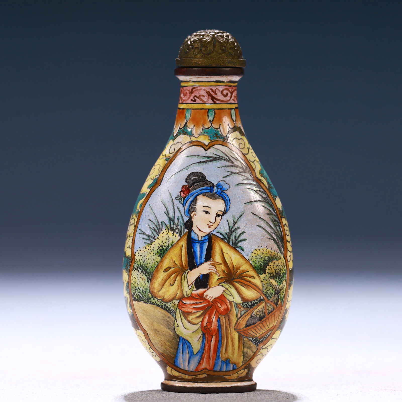 An Exquisite Painted Enamel Auspicious Cloud and Figure Pattern Snuff Bottle - 5