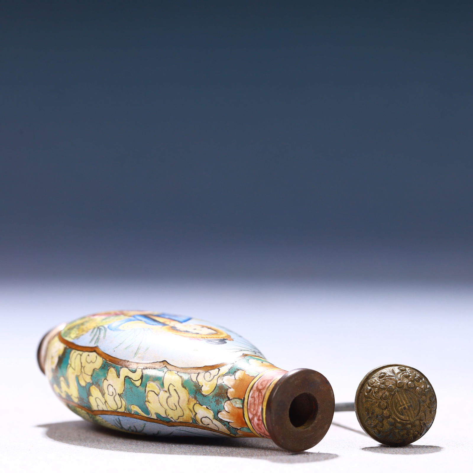 An Exquisite Painted Enamel Auspicious Cloud and Figure Pattern Snuff Bottle - 6