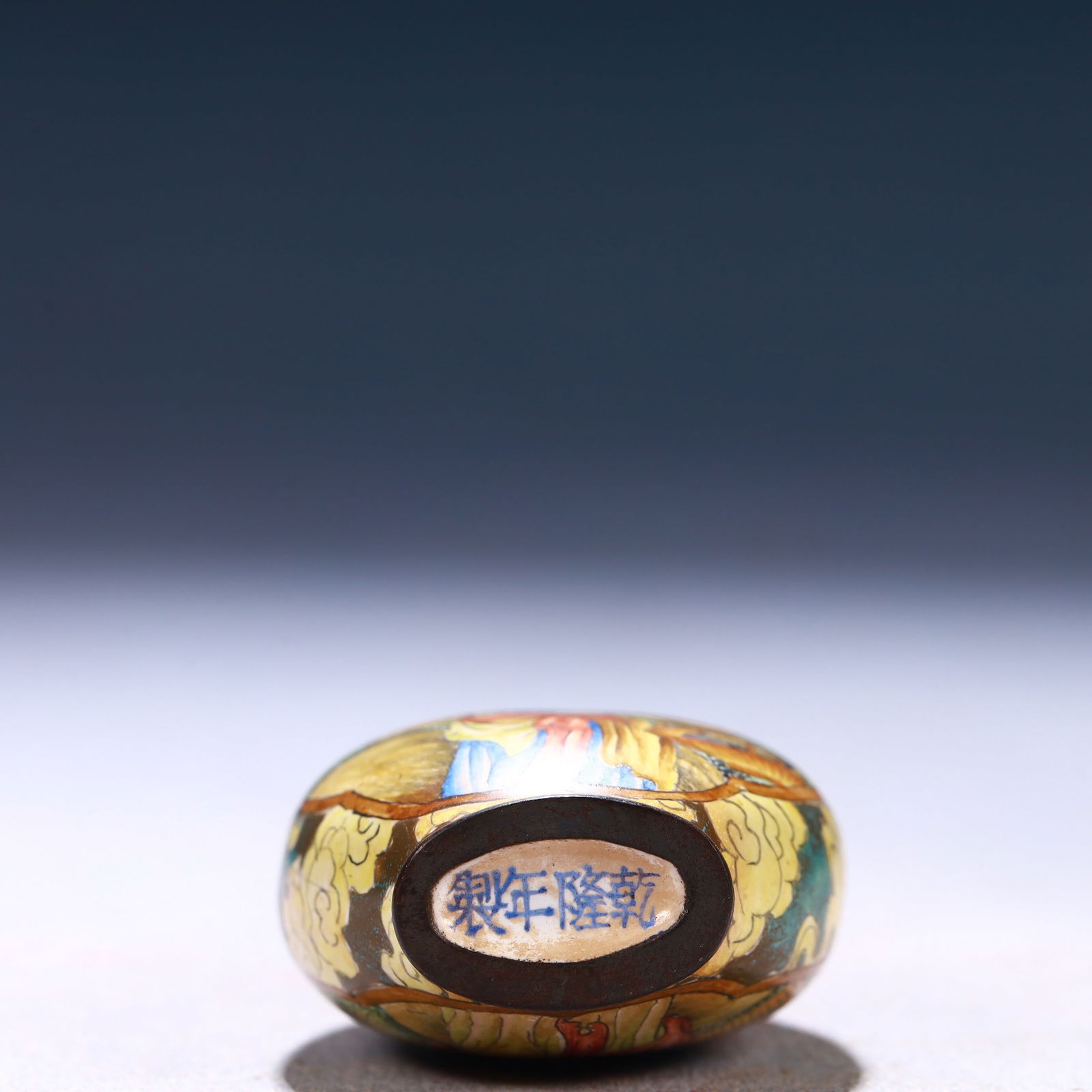 An Exquisite Painted Enamel Auspicious Cloud and Figure Pattern Snuff Bottle - 7