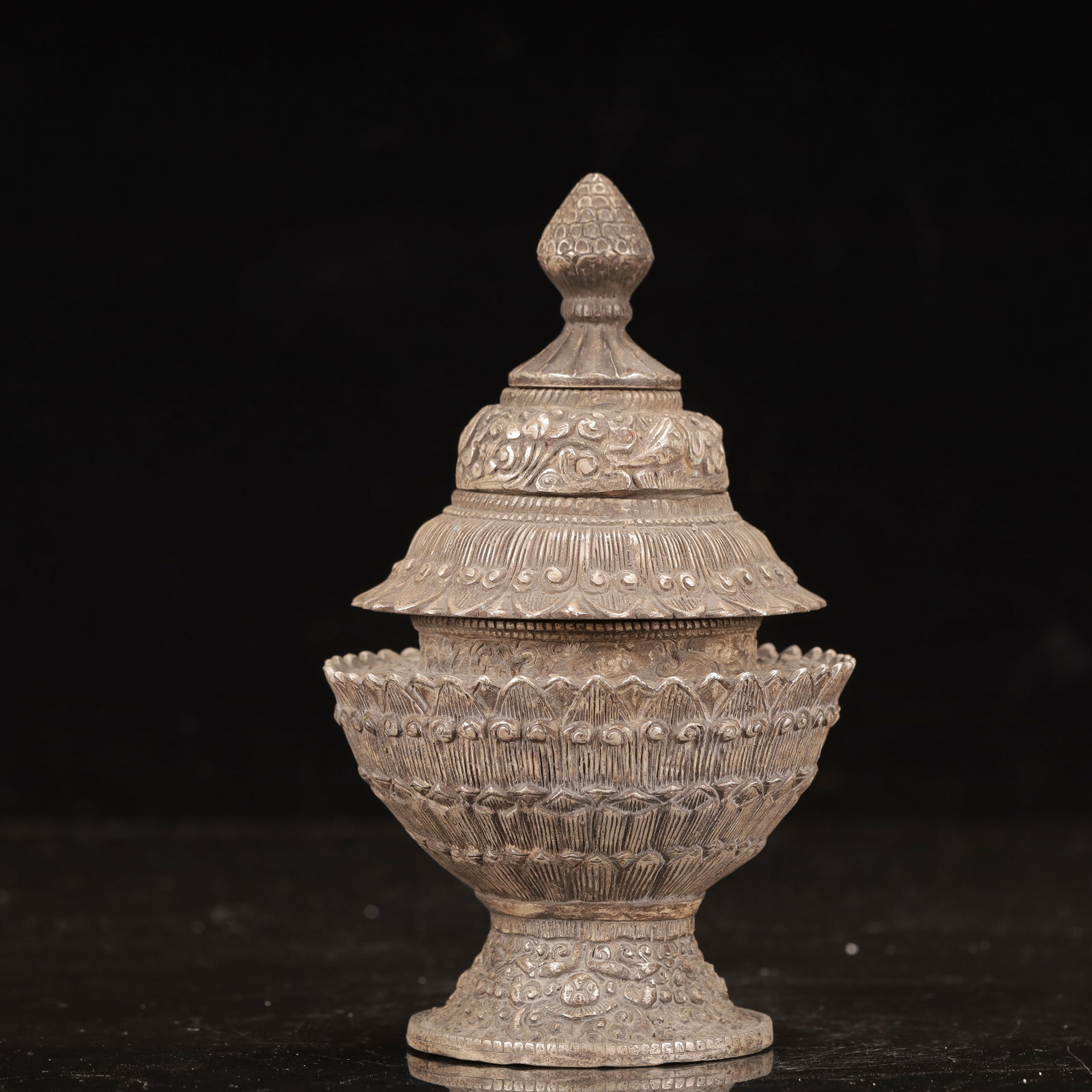 An Exquisite Silver Lotus Pattern Censer: An Exquisite Silver Lotus Pattern Censer,Qing Dynasty, China,Size:10cmx10cmx16cm,Weight:800g 银莲花纹香炉,中国清代