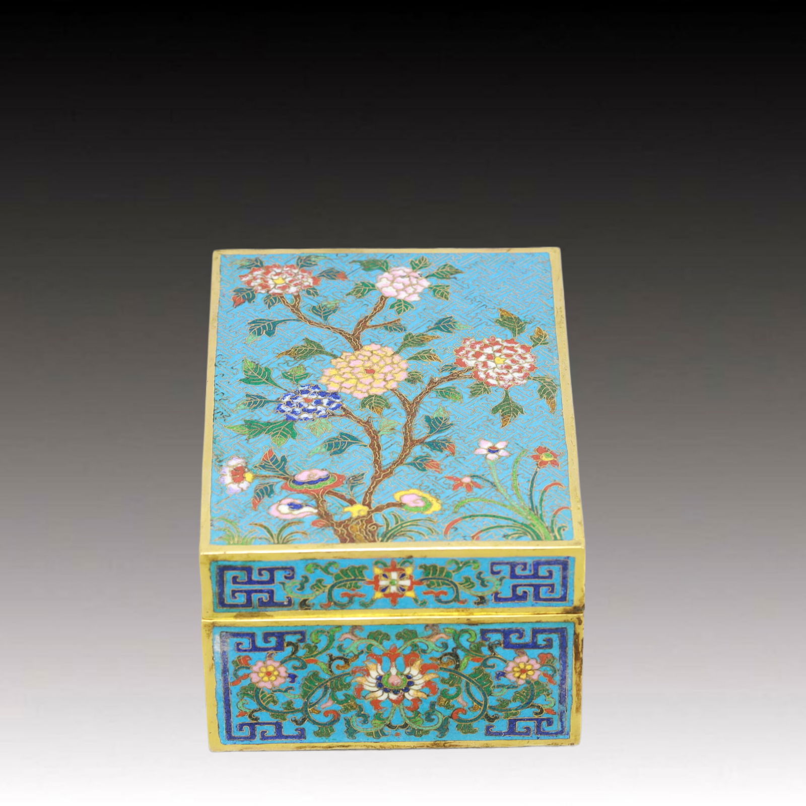 An Exquisite Cloisonne Flower Pattern Cover Box: An Exquisite Cloisonne Flower Pattern Cover Box,Qing Dynasty,China,Qianlong Four-character Mark,Size:6.5inx4.7inx3.1in,Weight:1700g 景泰蓝花卉纹盖盒,
