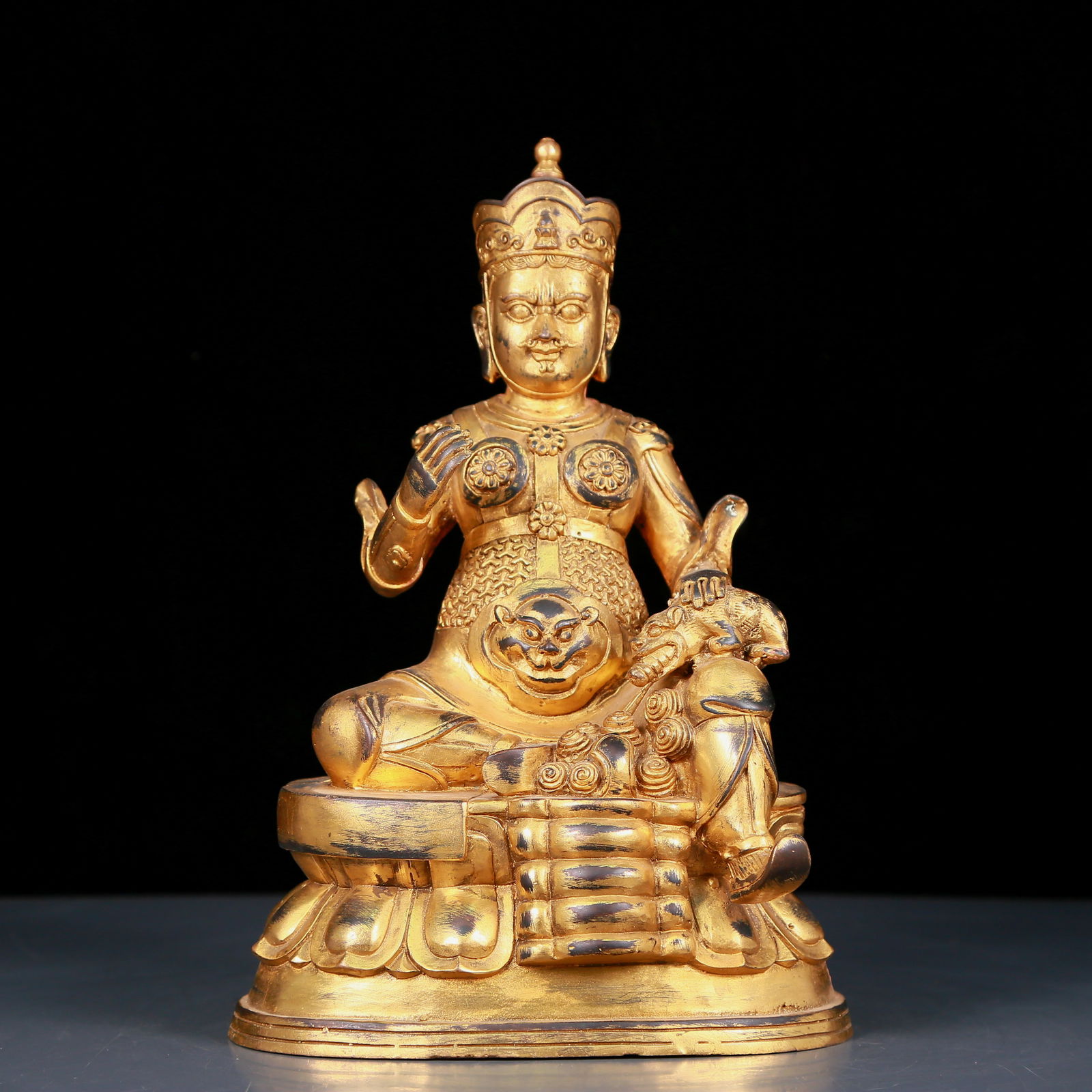 An exquisite gilt bronze statue of the Heavenly King (1 of 13)