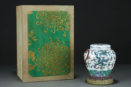 An Exquisite Doucai Seawater,Auspicious Cloud and Dragon Pattern Cover Jar