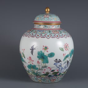 An Exquisite Famille-Rose Painted Gold Flower and Bird Pattern Cover Jar