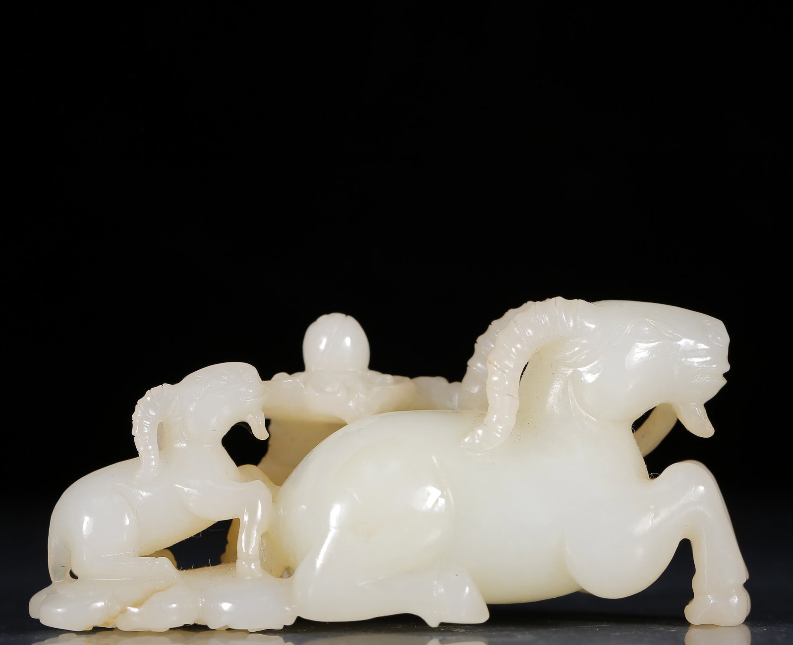 An Exquisite White Jade Sheep Ornament: An Exquisite White Jade Sheep Ornament,Qing Dynasty, China,Size:9cmx3.5cmx4cm,Weight:110g 白玉羊摆件，清代