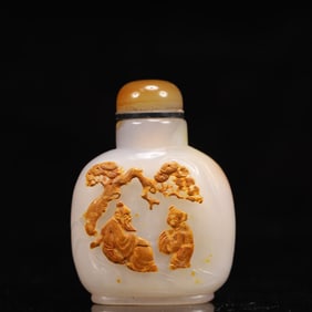 An Exquisite Agate  Figure and Pine Pattern Snuff Bottle