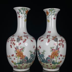 A Pair of Exquisite Famille-Rose Painted Gold Flower and Bird Pattern Vases