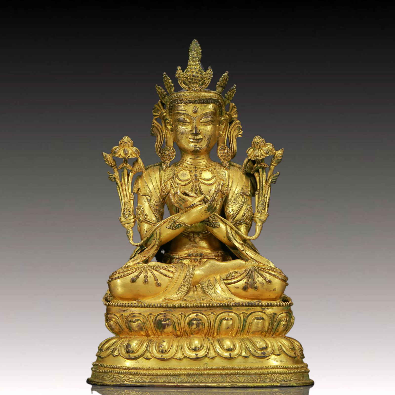 A Solemn Gilt Bronze Statue of Avalokitesvara: A Solemn Gilt Bronze Statue of Avalokitesvara,Ming Dynasty, China,Size: 7.9inx5.9inx12.6in,Weight:4675g 铜鎏金观音像，明代