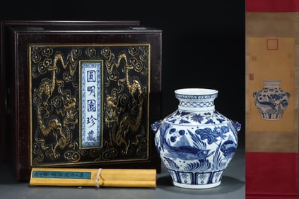 An Exquisite Blue and White Lotus,Fish and Algae Pattern Beast-Ears Jar,With Vertical Scroll