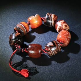 An Exquisite Agate Bracelets