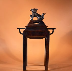 An Exquisite Bronze Double-Ears and Four Legs Censer,With Beast Cover