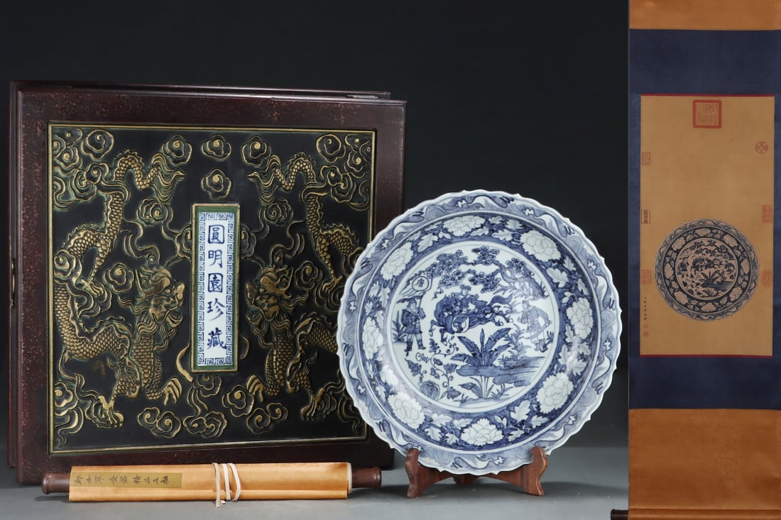 A Huge Blue and White Flower,Character and Story Pattern Plate,With Vertical Scroll Painting on Silk: A Huge Blue and White Flower,Character and Story Pattern Plate,With Vertical Scroll Painting on Silk,Yuan Dynasty, China,Size:(Porcelain)3.3inx17.7in,(Vertical Scroll)27.6inx14.2in 青花