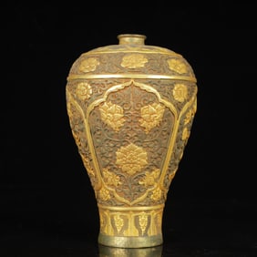 An Exquisite Gilt Silver Flower Pattern Vase