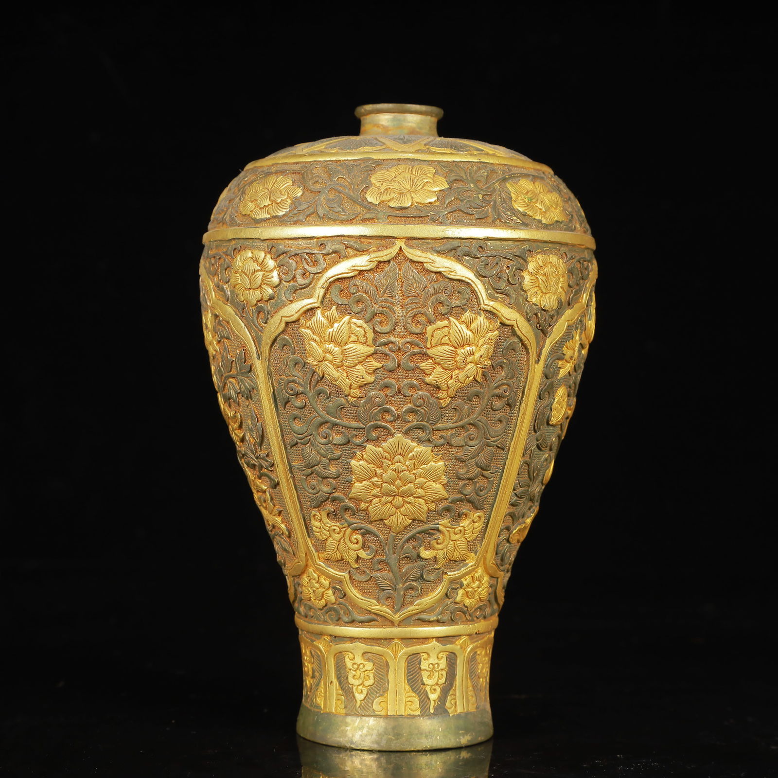 An Exquisite Gilt Silver Flower Pattern Vase: An Exquisite Gilt Silver Flower Pattern Vase,Tang Dynasty,China,Zhenguan Four-Character Mark,Size:3.5inx6.3in,Weight:600g 银鎏金花卉纹瓶,中国Ù