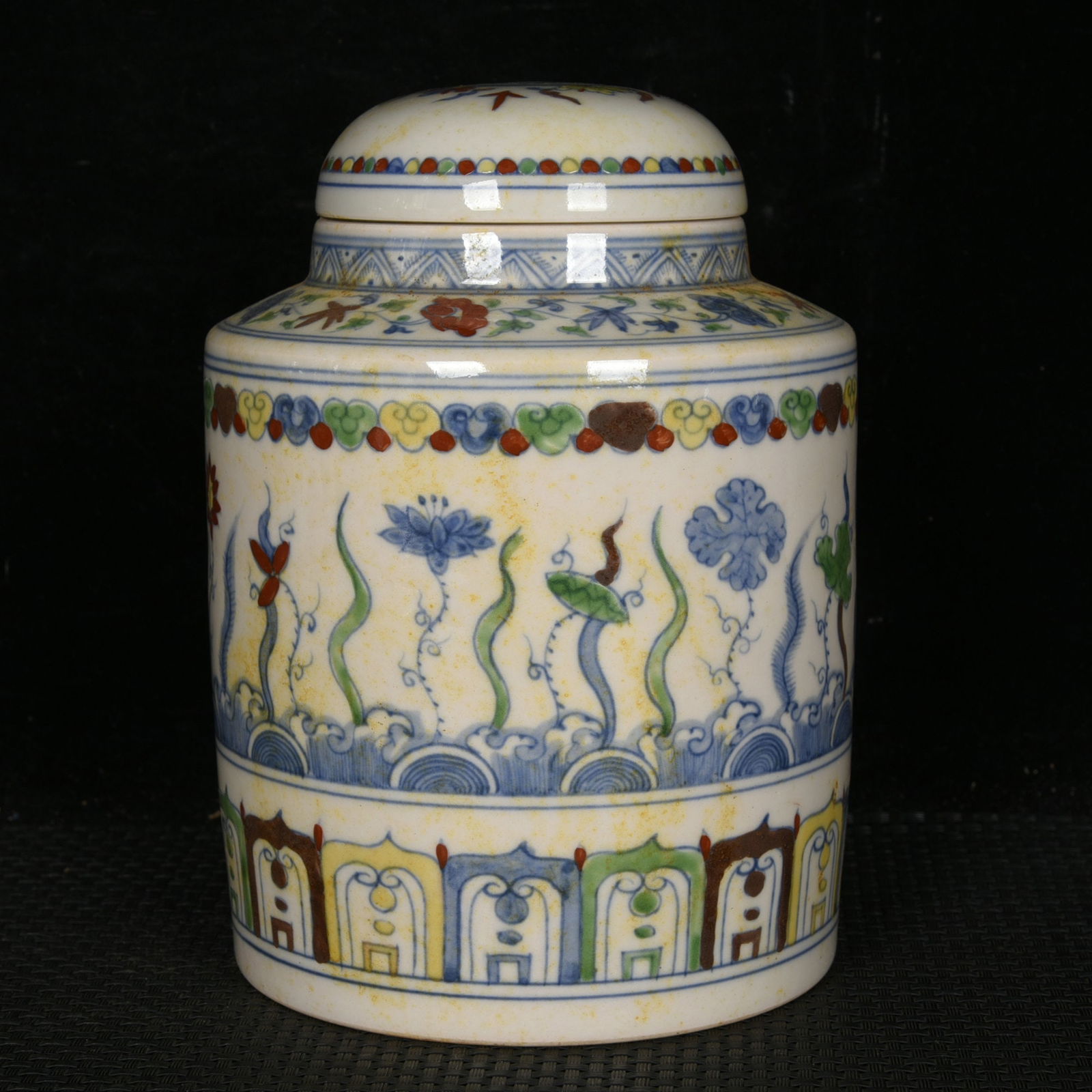 An Exquisite Doucai Algae Pattern Tea Caddy - 3