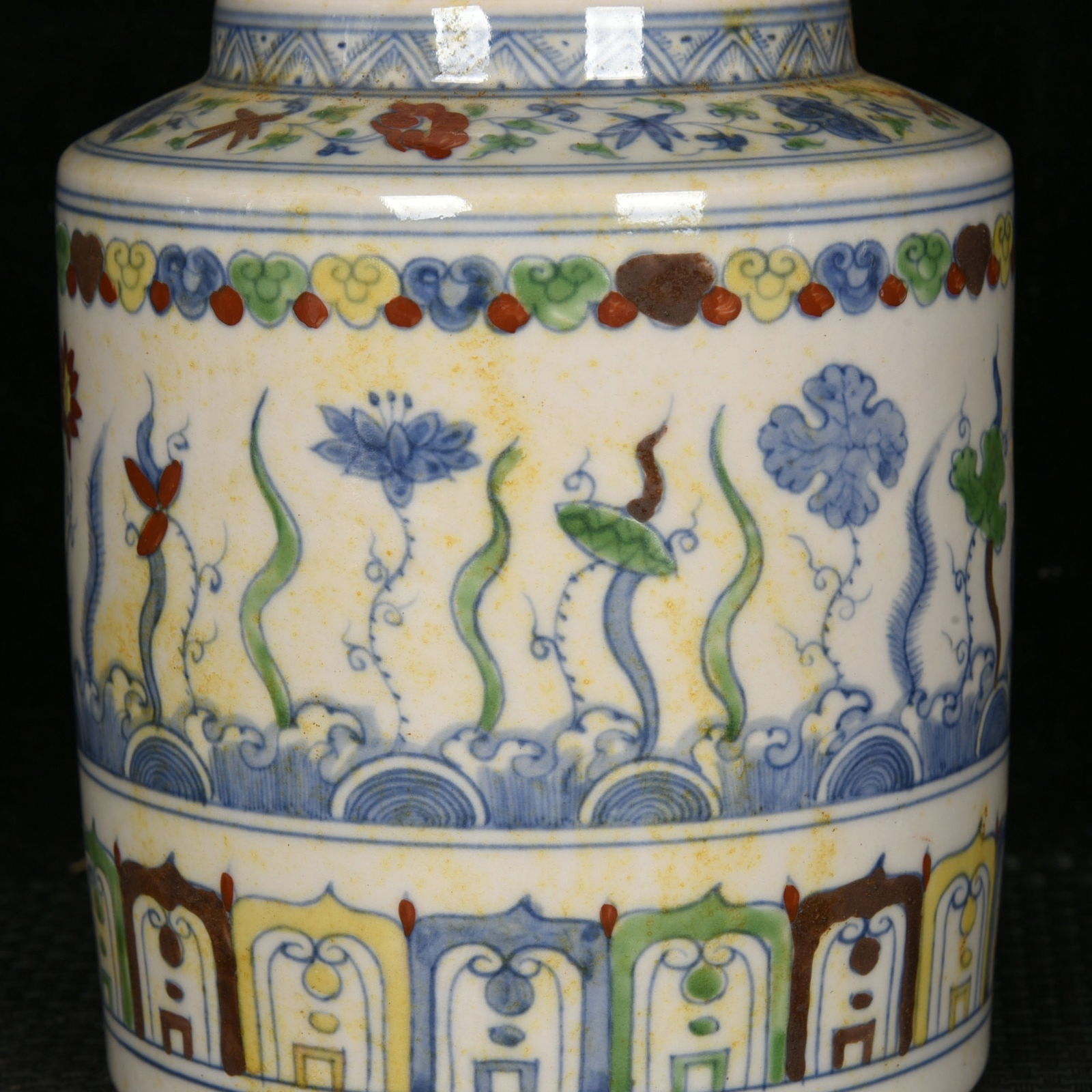 An Exquisite Doucai Algae Pattern Tea Caddy - 4