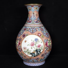 An Exquisite Enamel Painted Gold Flower Pattern Vase